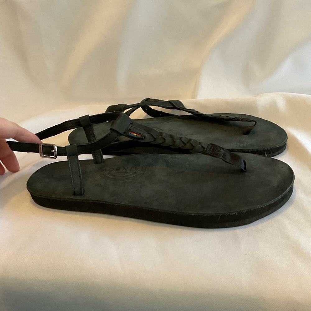 Rainbow t-street black leather sandals